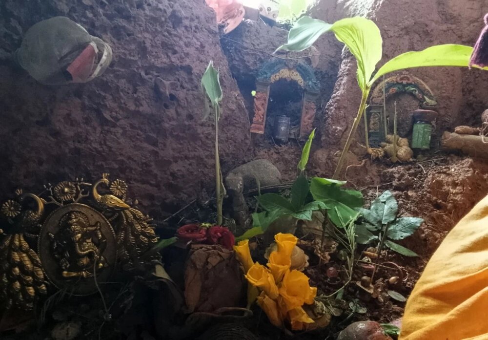    Быт в пещере, где жила Нина Кутина с детьми. Фото: соцсети