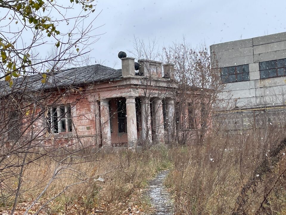    Бывшая поликлиника на проспекте Калинина, 24. Октябрь 2023 года. Источник: Виталий Барабаш