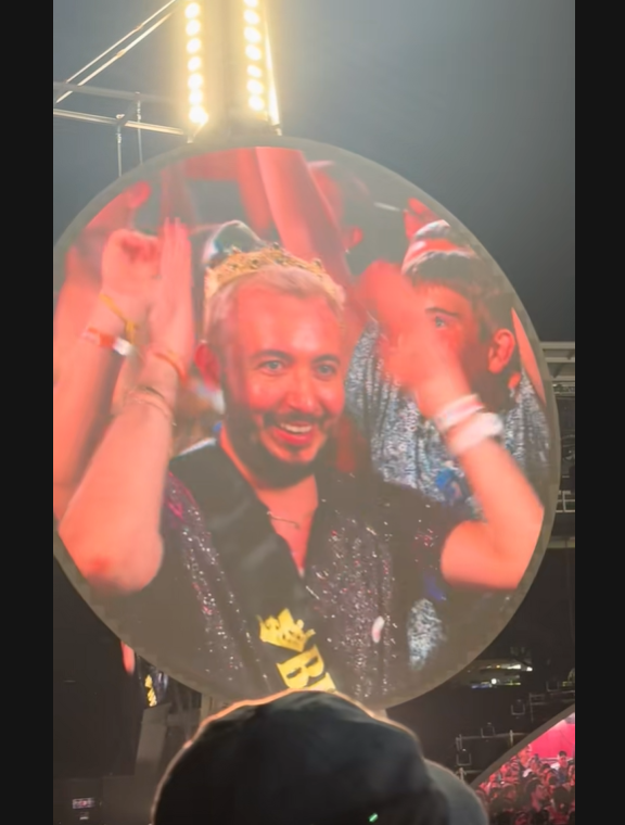 На концерте все веселились Крис Мартин заводил народ