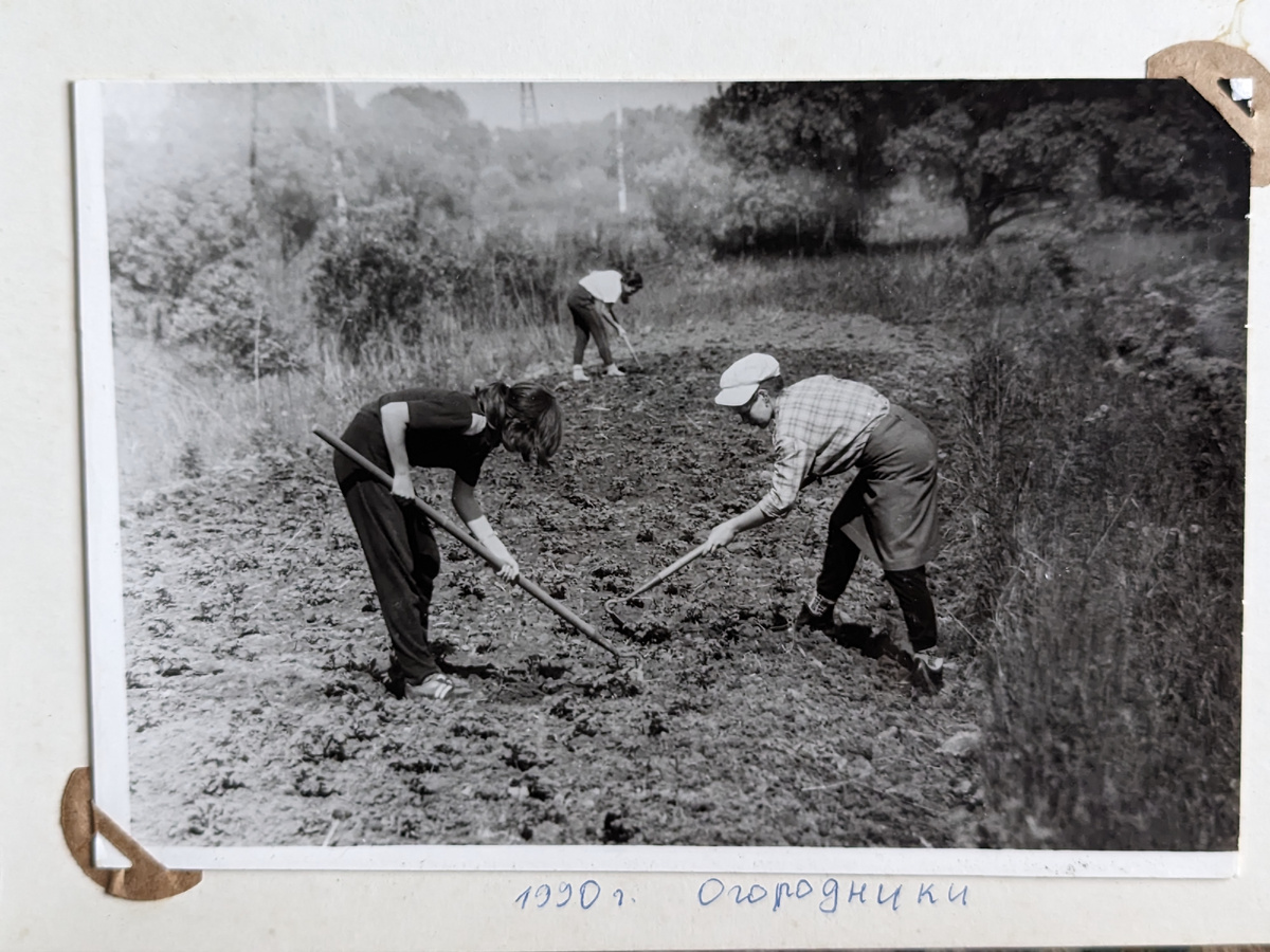 Вот наша «дача» 90-х. Теперь удивляюсь возможности видеть это фото. Папа ведь позаботился, взял с собой фотоаппарат и поймал настроение. 