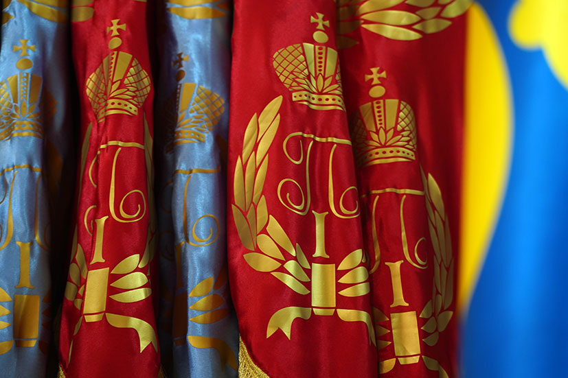 Копии петровских знамен в дацане. Фото Бориса Слепнева