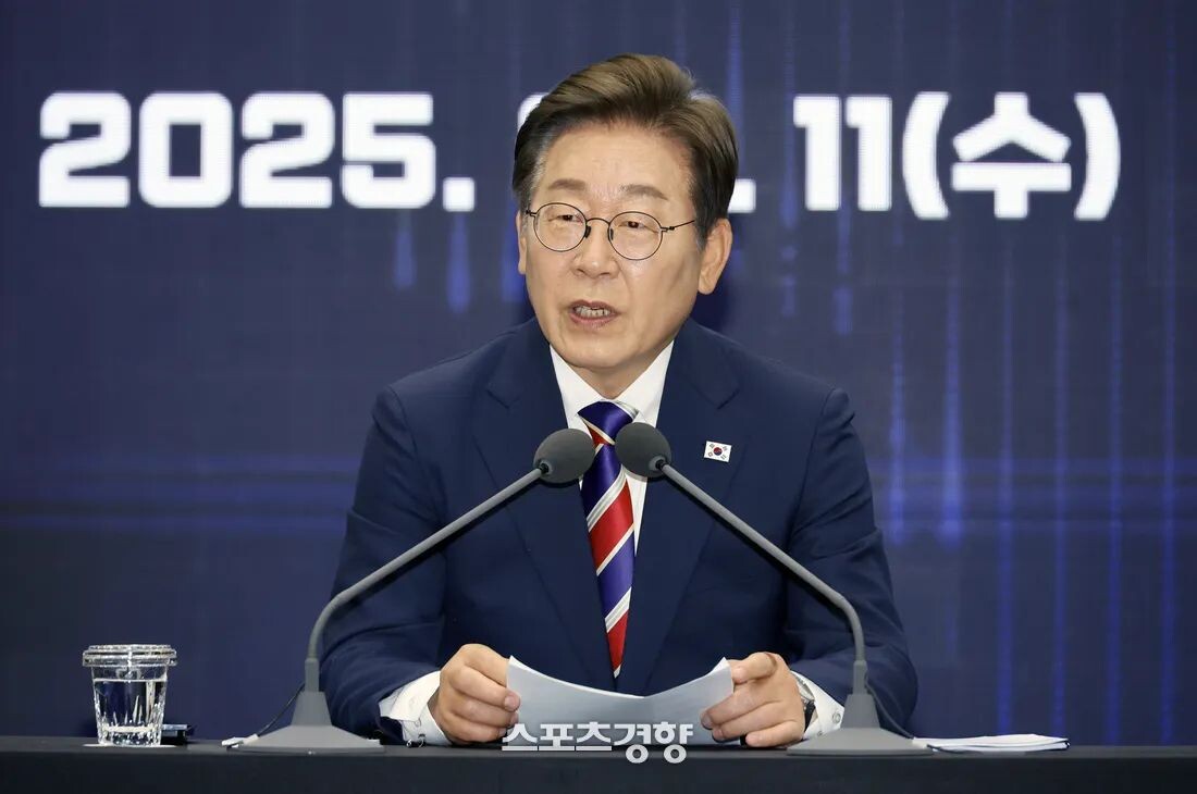    Президент Ли Джэ Мён выступает на встрече с сотрудниками штаб-квартиры по надзору за рынком и искоренению недобросовестной торговли, состоявшейся в Интегрированном контрольном центре Корейской биржи (KRX) в районе Ёыйдо, Ёндынпхо-гу, Сеул, 11 числа прошлого месяца. Пресс-служба президента