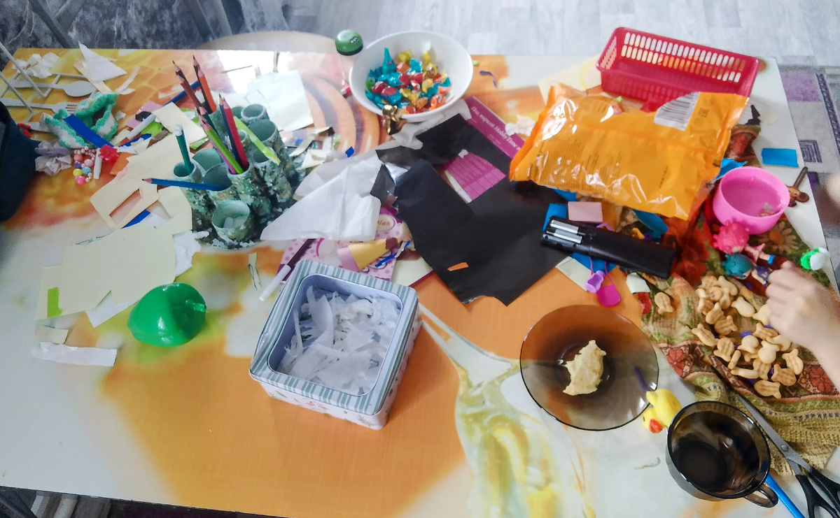 Здесь всё что надо и не надо, и к творчеству обязательно перекус в виде конфет и печенья