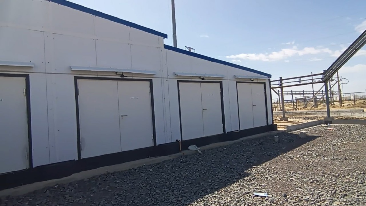 В современной нефтегазовой отрасли автоматизация технологических процессов - это не просто тренд, а жизненная необходимость. Проект комплексной автоматизации БКНС на месторождении «Узень» НГДУ-4 наглядно демонстрирует, как правильно реализованное техническое решение может кардинально изменить эффективность производства.
Техническая архитектура проекта
Основой системы стало распределительное устройство 6000В с двумя независимыми секциями. Такая архитектура обеспечивает максимальную надежность электроснабжения - даже при отказе одной секции производство продолжает работать. Каждая секция оснащена выкатными элементами, что обеспечивает безопасность обслуживающего персонала при проведении ремонтных работ.
