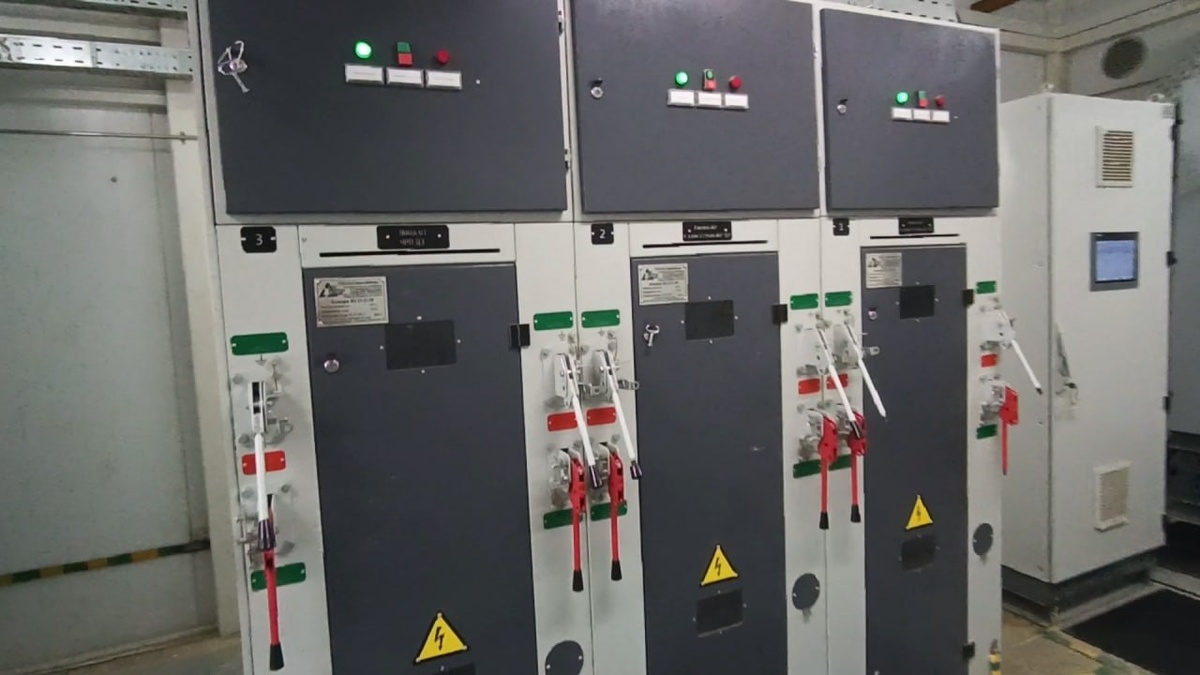 Сердце системы - частотные преобразователи
Использование частотных преобразователей Siemens Robicon не случайно. Эти устройства специально разработаны для тяжелых промышленных условий и отличаются исключительной надежностью. Частотное регулирование позволяет не только плавно запускать мощные двигатели, но и точно регулировать их скорость в зависимости от технологических требований.
Инновационное решение КСО-шкафов
Особого внимания заслуживает система КСО-шкафов (комплектные схемы оперативного переключения). Это уникальное инженерное решение позволяет подключать любой двигатель к любому частотному преобразователю. Практическое значение такого решения трудно переоценить - при выходе из строя одного преобразователя его функции может взять на себя другой, что исключает остановку производства.
