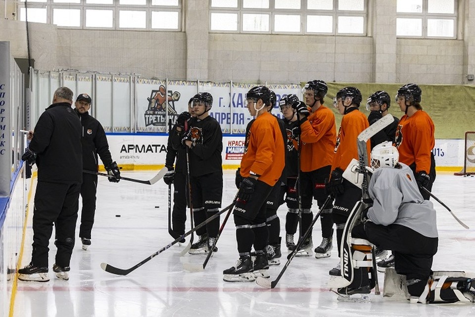    Игроки внимают тренерским установкам. ФОТО: ХК «Амур»