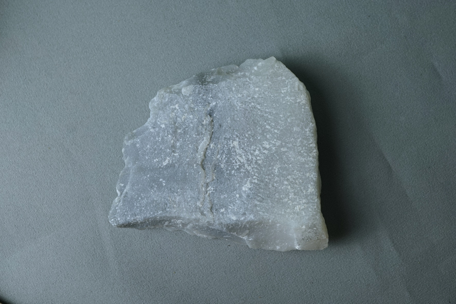 Серый и невзрачный брусит