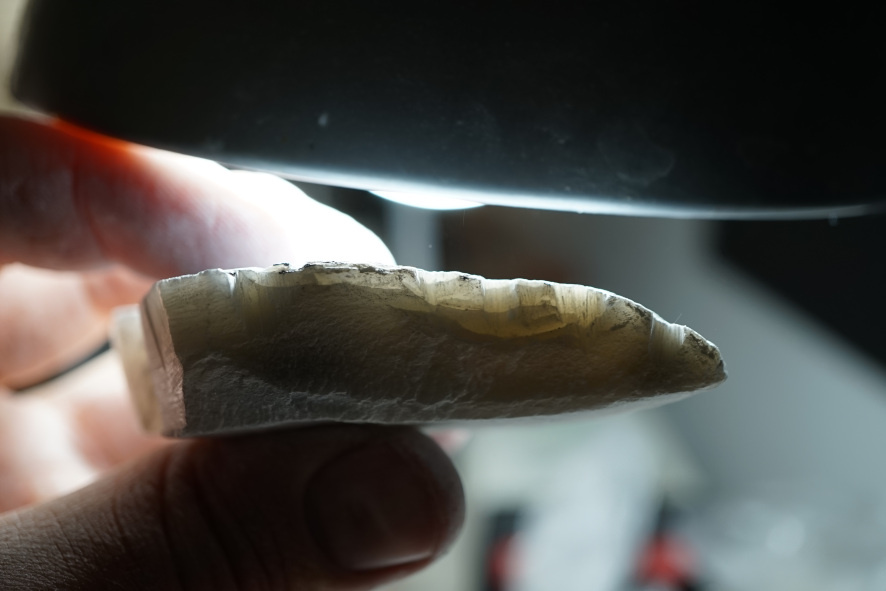 Трещины - следствие удара одного камня по другому.