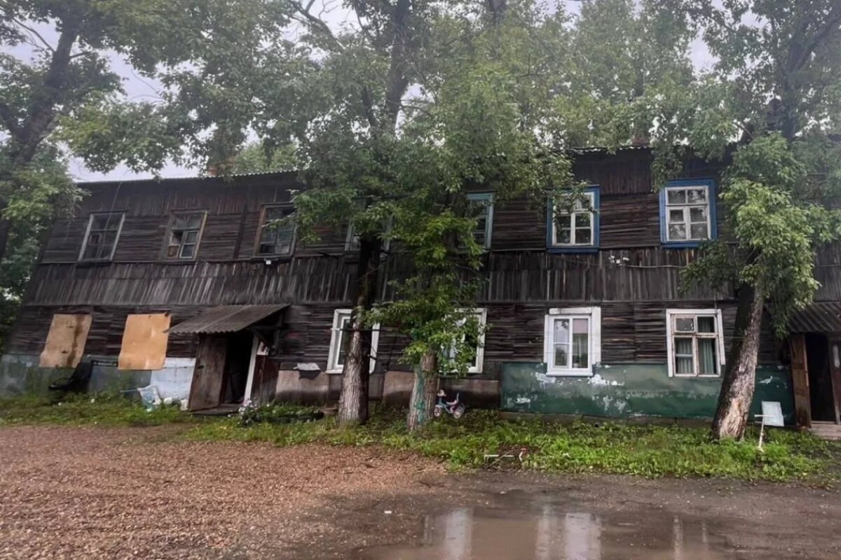    В Хабаровске многодетную семью переселили из барака после двух лет ожиданий
