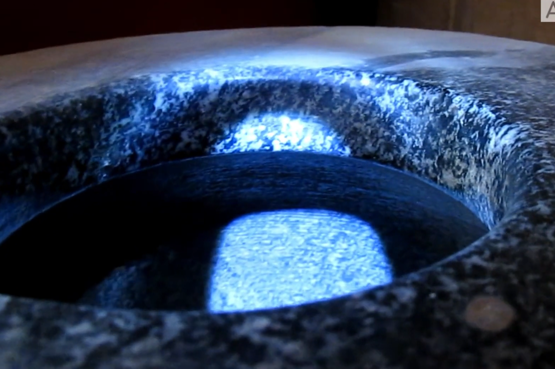 Интересный фрагмент вазы удалось отснять под горлышком - в самом труднодоступном месте различимы следы токарной обработки / https://dzen.ru/away?to=https%3A%2F%2Frutube.ru%2Fvideo%2F4176fa155c80a80897ef788dcedaf331%2F