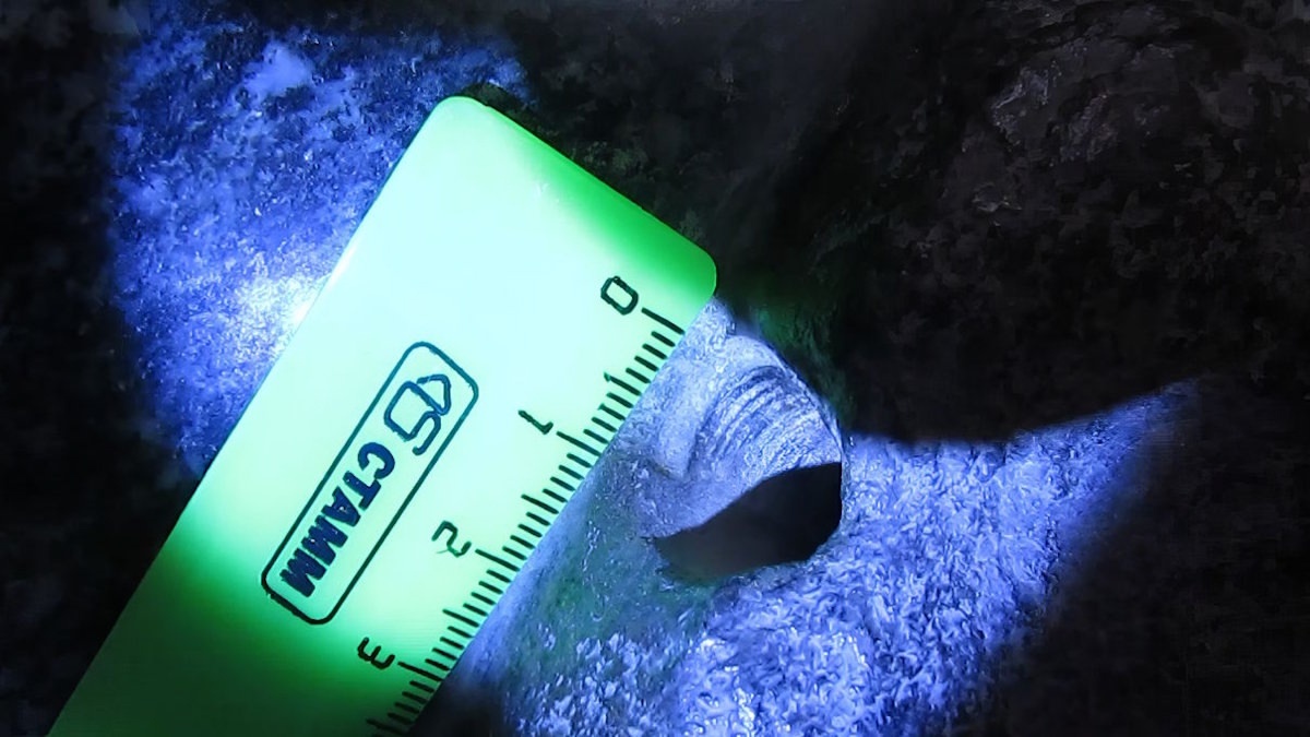 Следы сверления в ушке вазы.