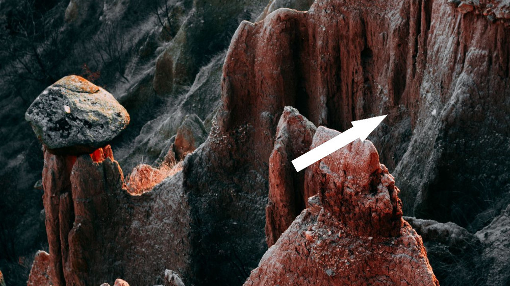    Тайна плачущих скал почему камни в России покрываются слезами