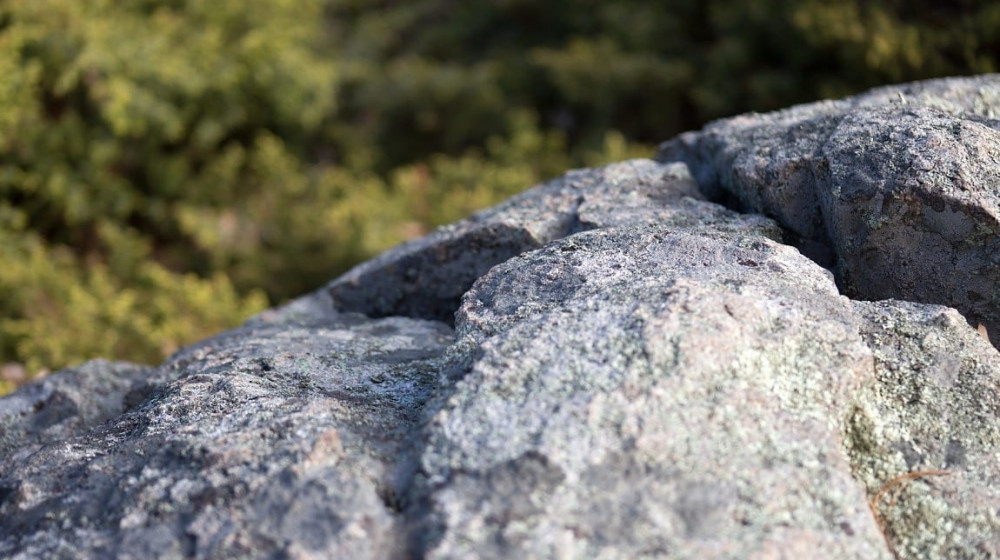    Тайна плачущих скал почему камни в России покрываются слезами