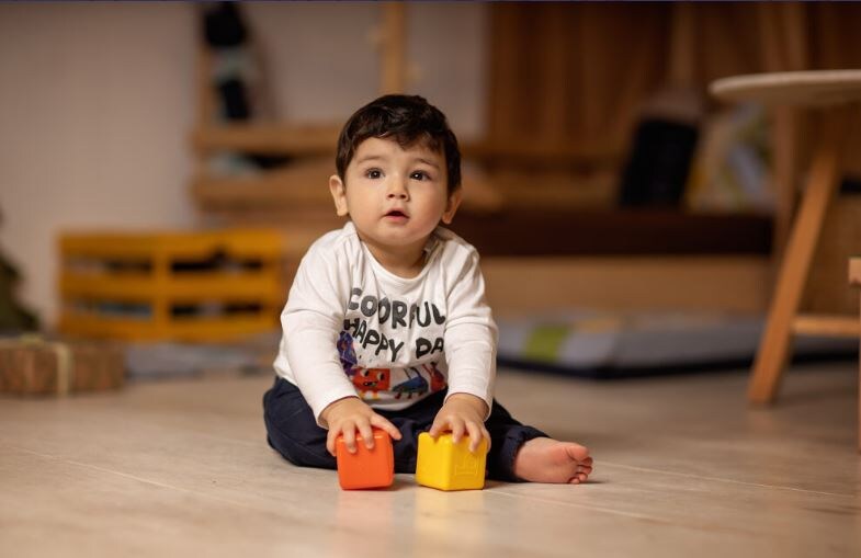 Малыш от 1 до 2-ух лет использует для разговора: взгляд, усложняющуюся мимику, различные жесты
Фото с сайта eii.ru