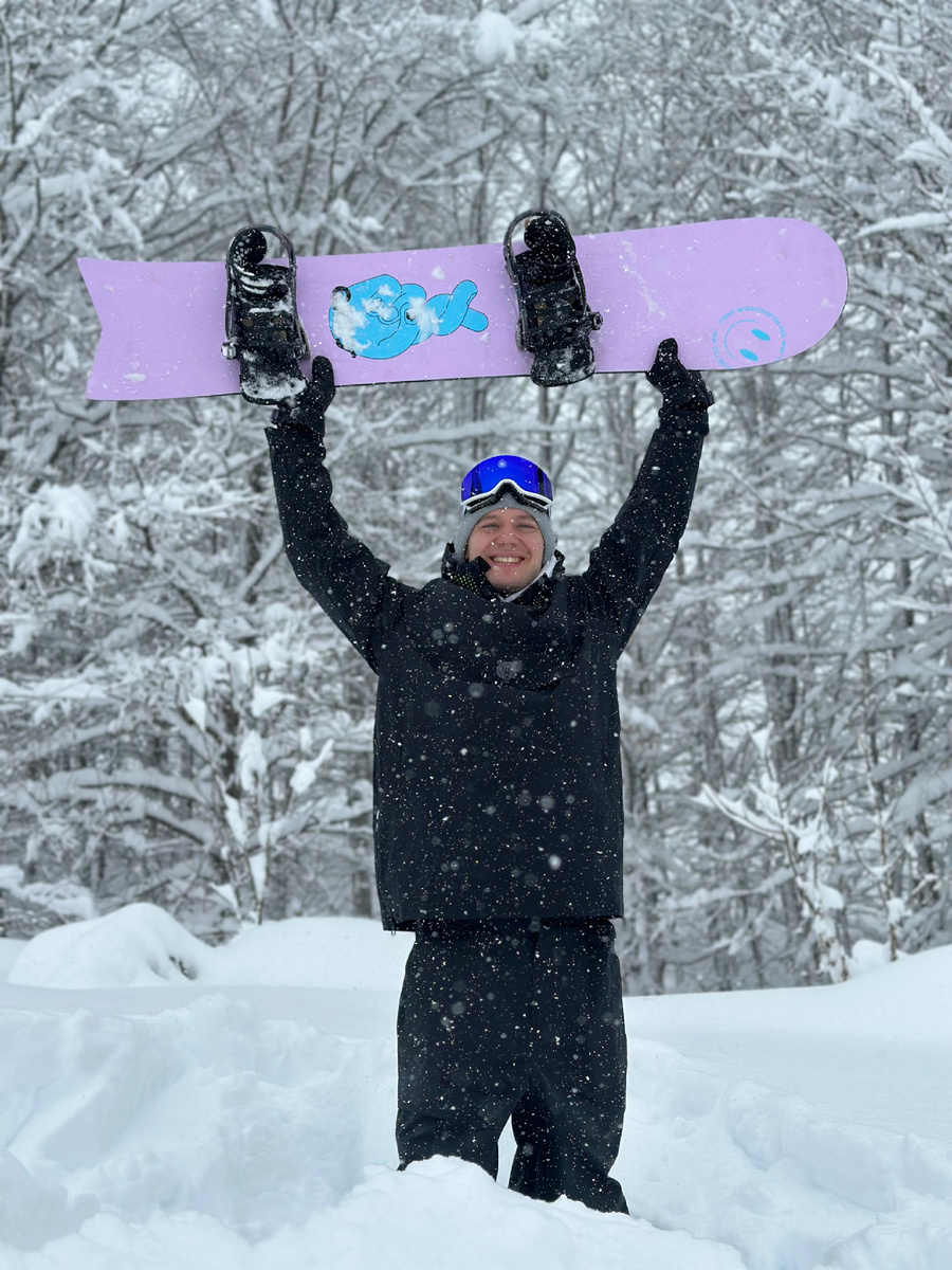 Сноубордист в снегу 