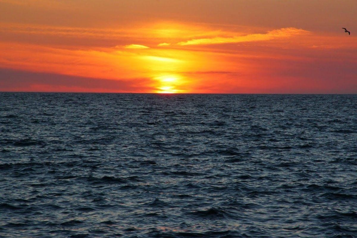 Только гладь воды, иногда ровную, как зеркало, взглянув в которое, кажется, можно заглянуть в саму бездну времени