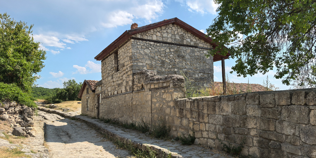 Пещерный город Чуфут-Кале. Караимы — это евреи или нет?