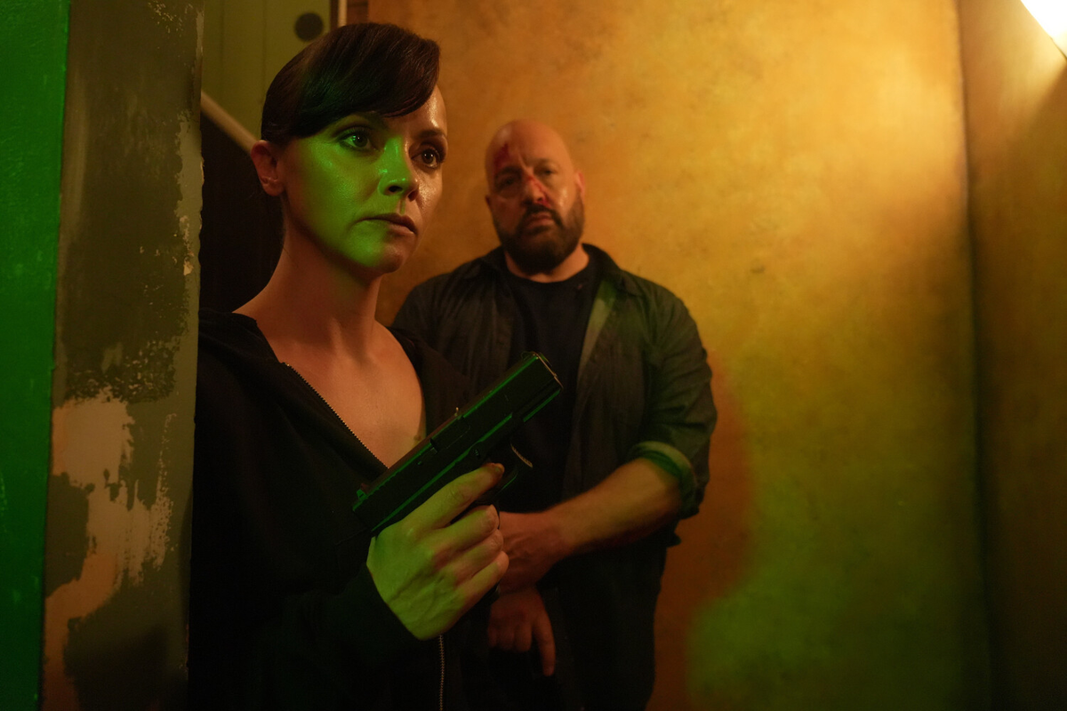 🎬 «Взвести курки»: брак, мафия и куриный бизнес