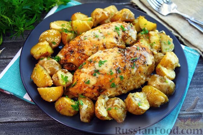 куриное филе, картофель молодой, сыр, чеснок, травы итальянские сушёные, паприка молотая, соль, перец чёрный молотый, масло оливковое, зелень петрушки