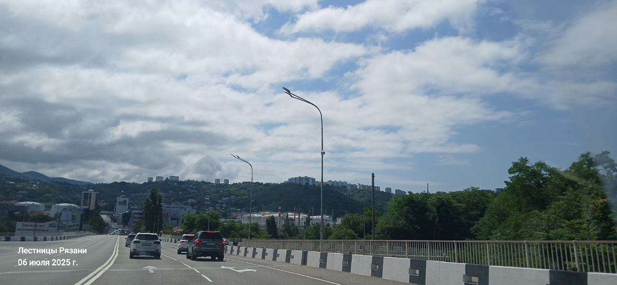 клгда подъезжали к Абхазии - погода хмурилась.