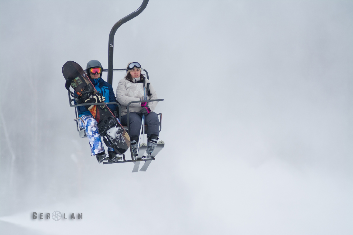 Сноубордист и лыжник на подъёмнике 