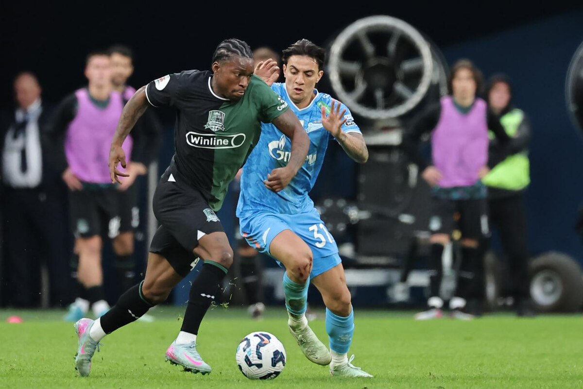 Анатолий Медведь / ТАСС📷Густаво Мантуан («Зенит») и Олакунле Олусегун («Краснодар»)