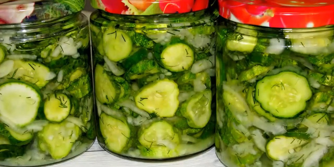Салат из огурцов без стерилизации, суперзаготовка на зиму. А запах, а вкус! Похрустеть зимой... У нас он прижился надолго.