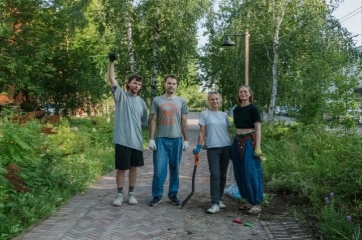    "Ландшафтные волонтеры" пропололи цветники на Красных казармах в Томске