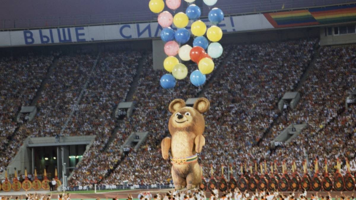    Олимпийский талисман Миша во время церемонии закрытия XXII летних Олимпийских игр / Фото: Сергей Метелица / ТАСС