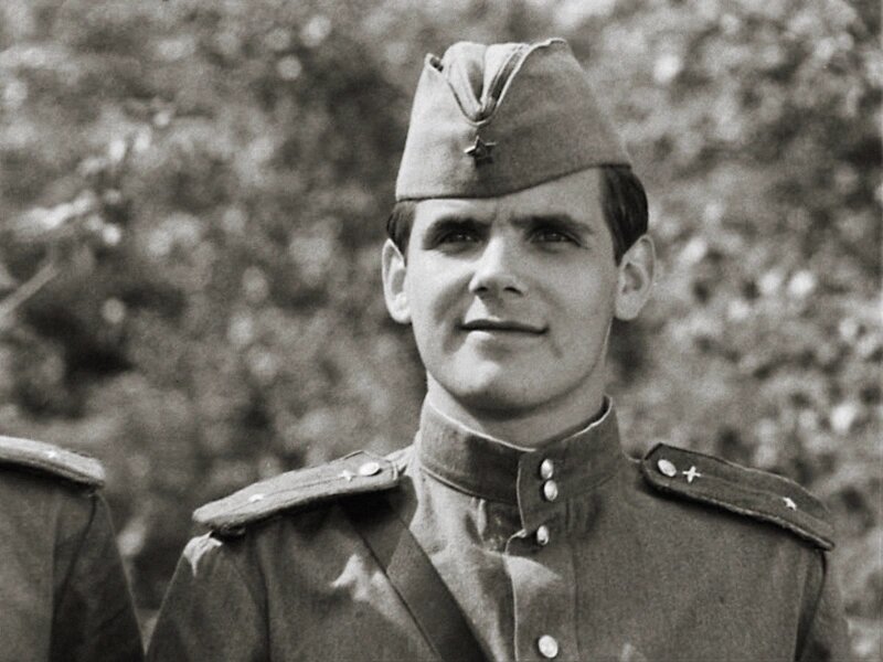 Чёрно-белый портрет молодого Сергея Подгорного в форме (кадр из фильма)