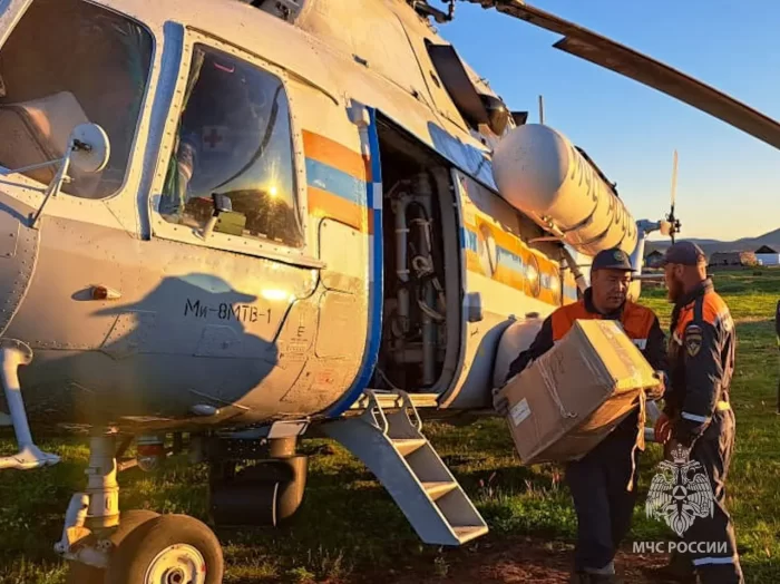 Авиация доставила в пострадавшие районы продукты, лекарства и прочие необходимые товары / фото: МЧС РФ 