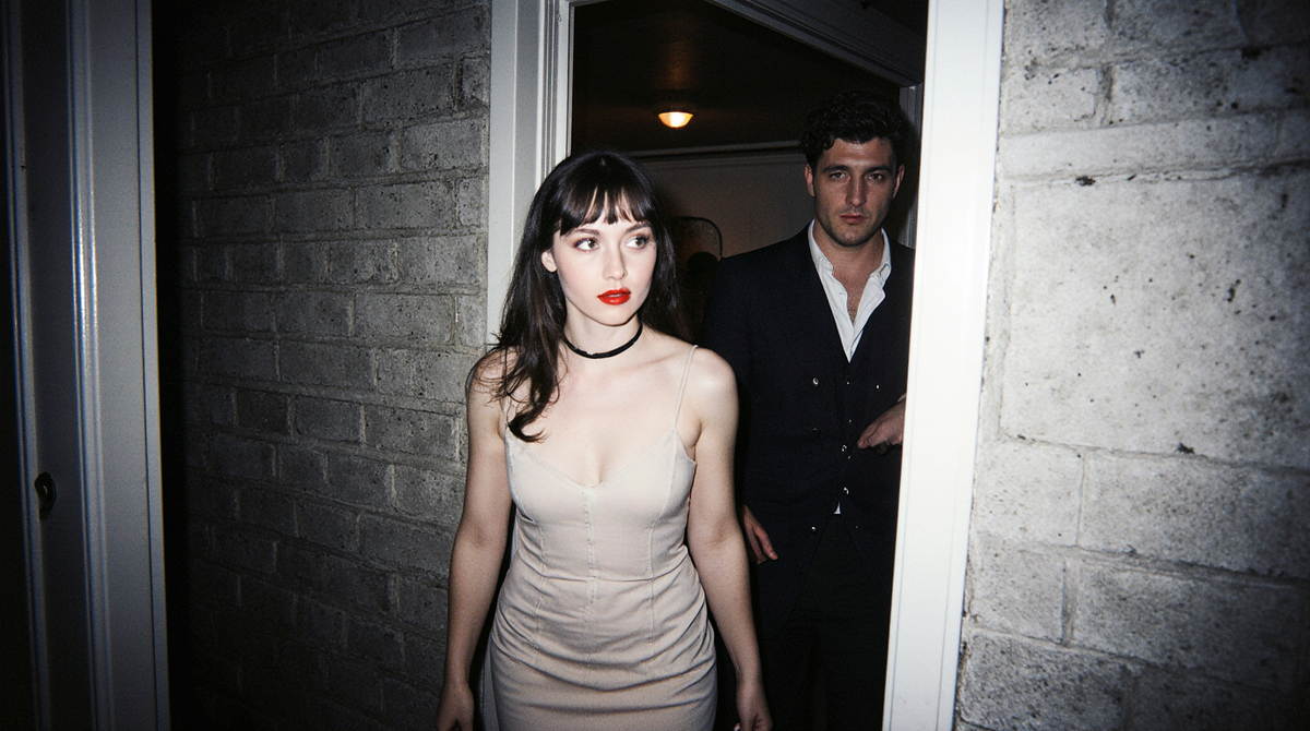 Сестра мужа со своим парнем заходят к нам в квартиру пока мы на работе