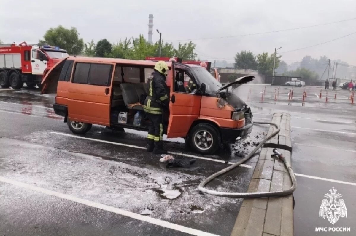    В брянских Клинцах спасатели потушили загоревшийся автомобиль