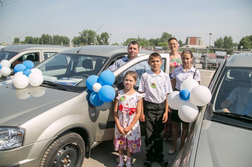 Семейный автомобиль расширили - теперь доступно для семей с ДВУМЯ и более детьми.