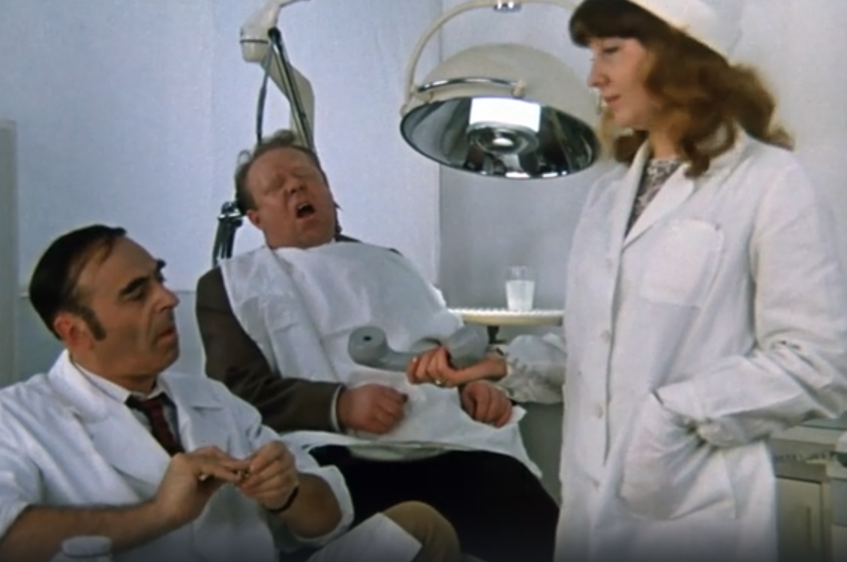 Звонок Шпаку от настойчивой "артистки". Кадр из комедии "Иван Васильевич меняет профессию"