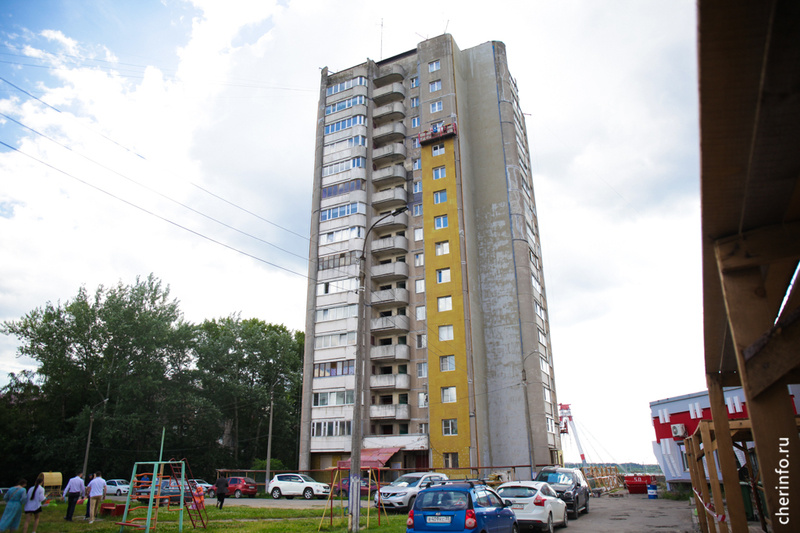    Еще красно-коричневую краску нанесут на цокольный этаж и в углубления. Ремонт фасадов домов № 21 и 23 начался в мае.