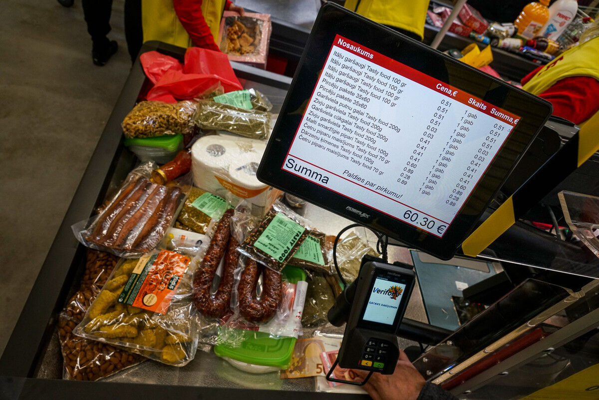 На кассе продуктового магазина в Риге © Sputnik