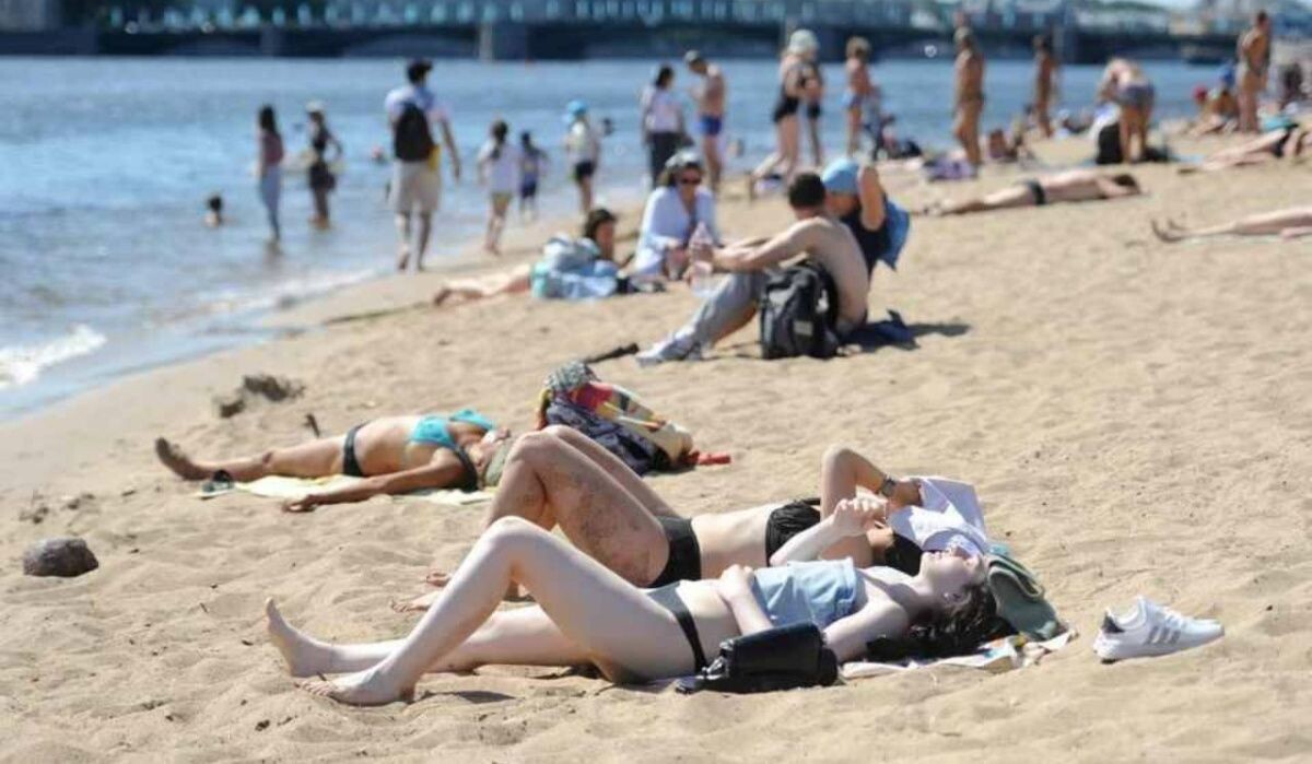     Люди на пляже. Источник: kp.ru Автор фото: Юлия Пыхалова