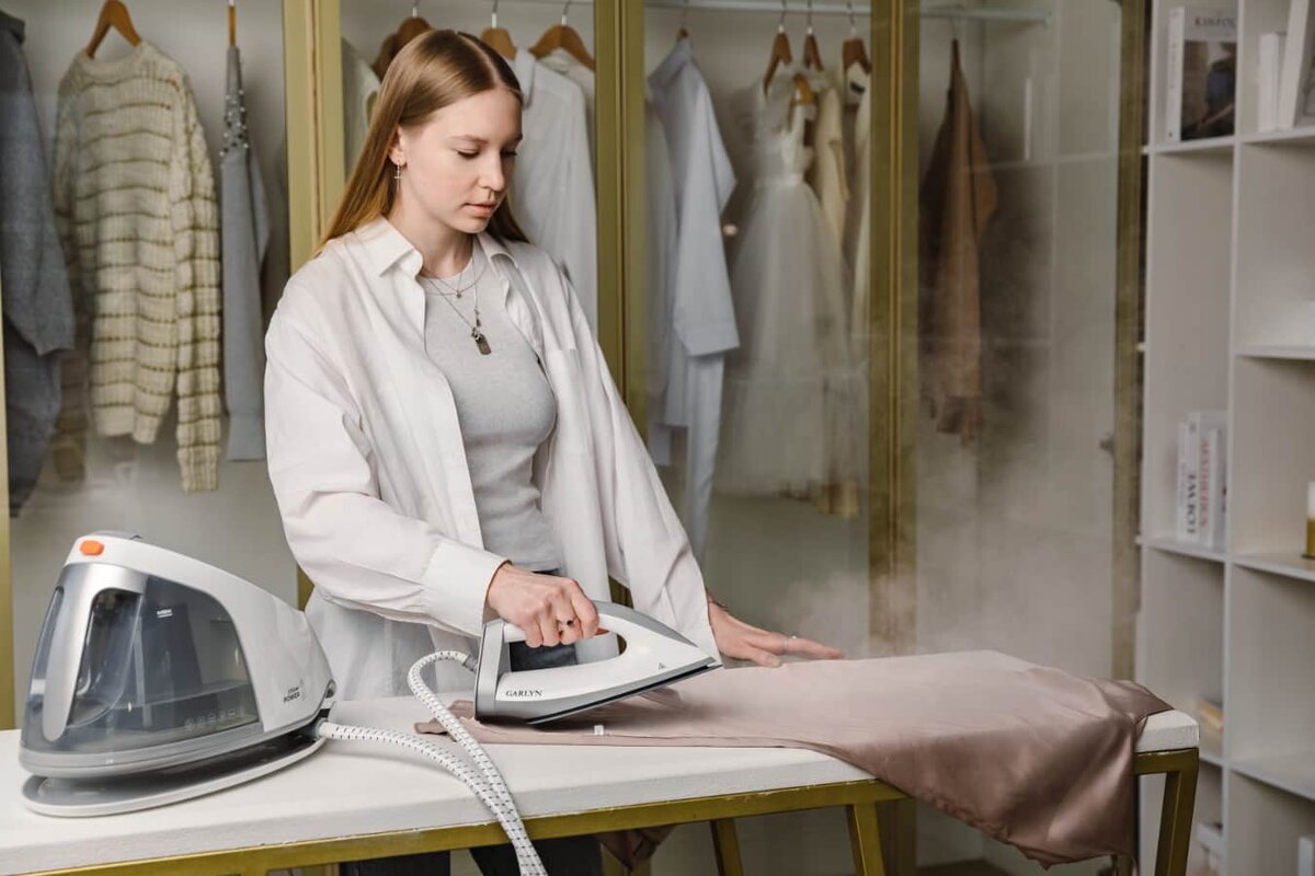На фото парогенератор Garlyn GST-08 Pro с паровым ударом 360 г/мин. Благодаря мощному пару разглаживает любые ткани. А постельное белье можно гладить, сложив в несколько раз