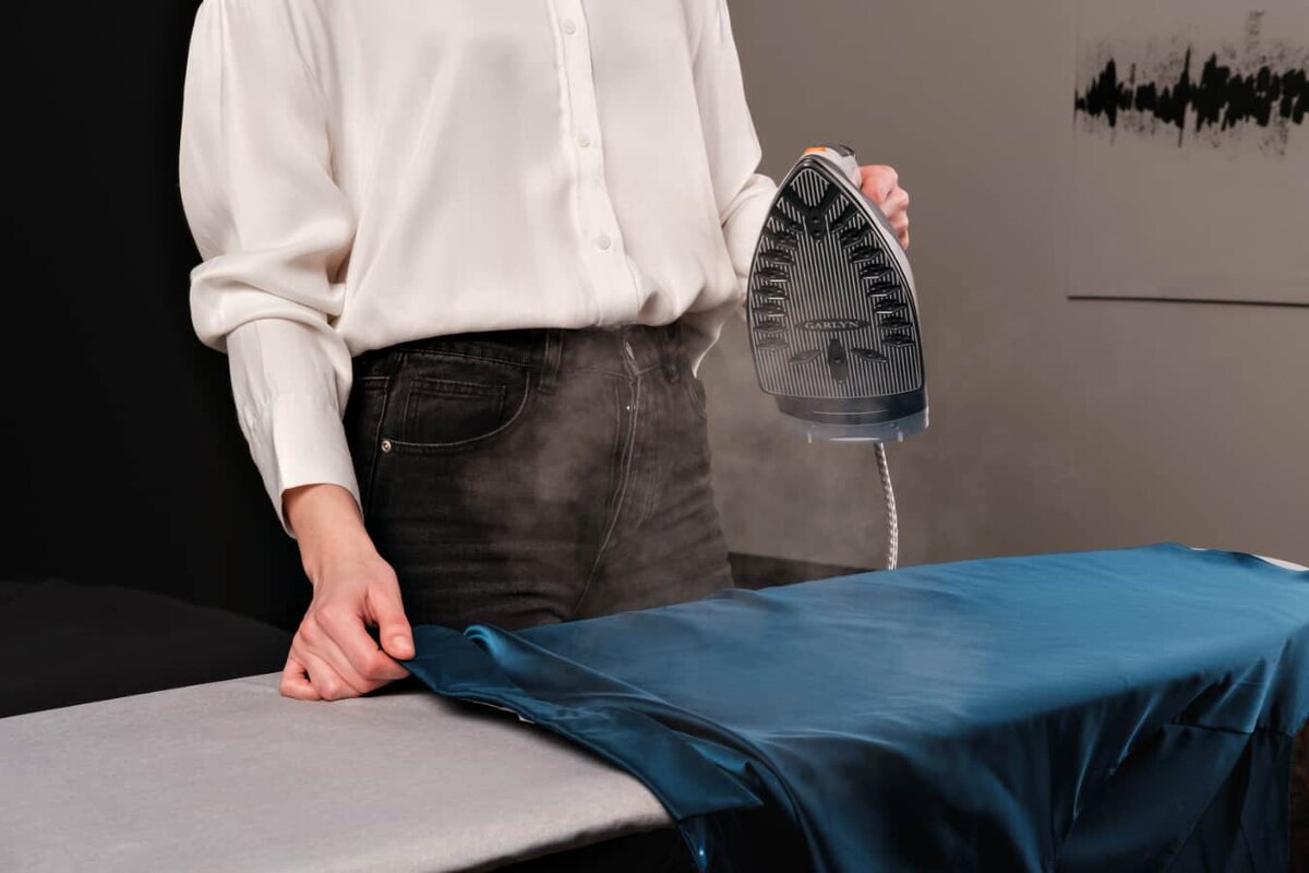 На фото утюг GT-240 от Garlyn: модель может работать как обычная или беспроводная модель. Паровой удар в 170 г/мин и керамическое покрытие подошвы CERAMIC G-PRO обеспечивает простую и быструю глажку