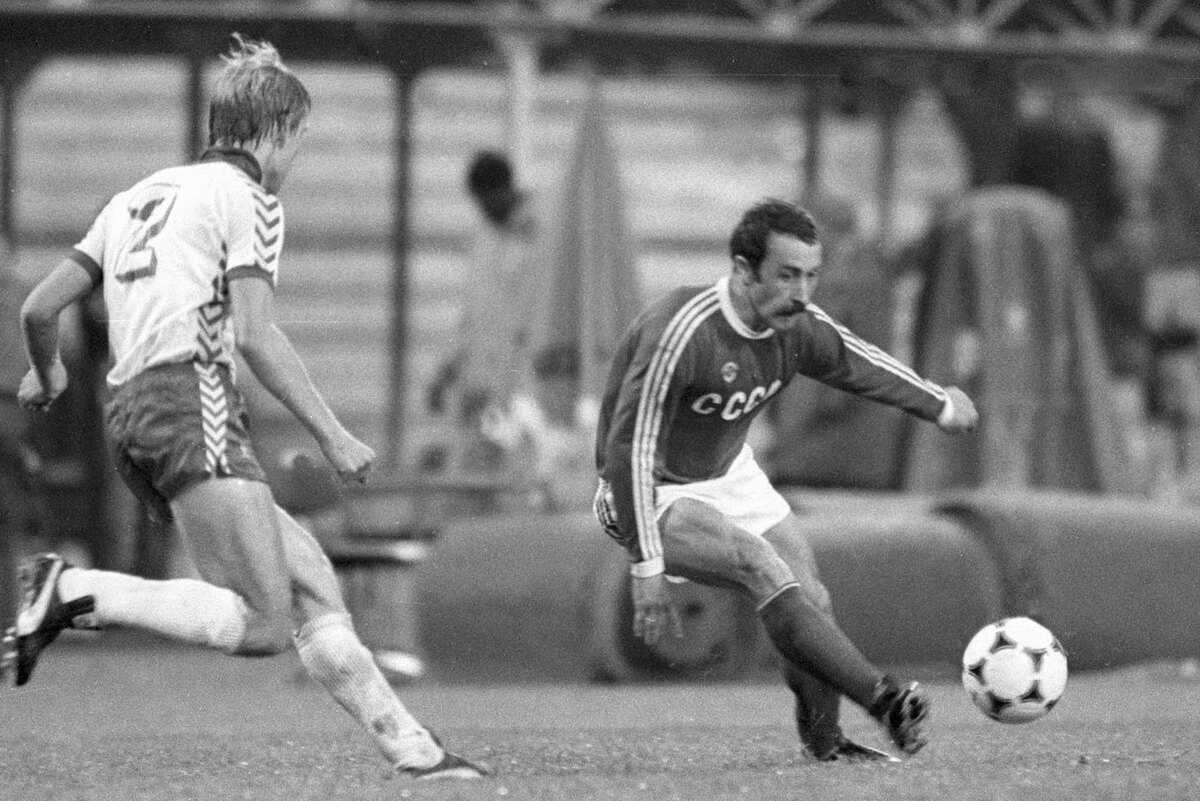 Победа над датчанами придала Валерию Газзаеву (справа) и всей футбольной сборной СССР уверенности. Юрий Сомов / © РИА "Новости" 