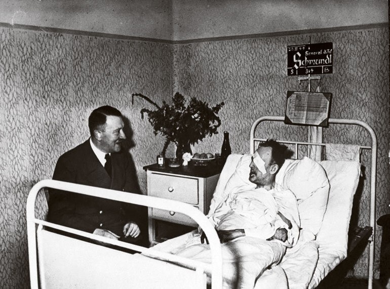 Гитлер навестил в госпитале пострадавшего от взрыва военнослужащего