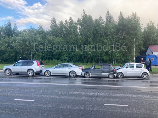    Женщина без прав спровоцировала ДТП с четырьмя автомобилями в Нижневартовске