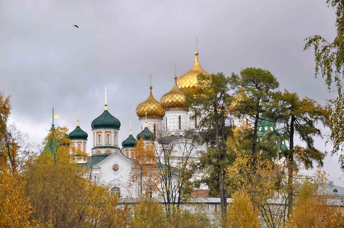 Годом основания Костромы считается 1152, а ее основалетем — Юрий Долгорукий. Сегодня это один из самых красивых старинных городов в центральной части России.Здесь осзранились древние монастыри, крупнейший торговый центр царских времен и множество купеческих особняков