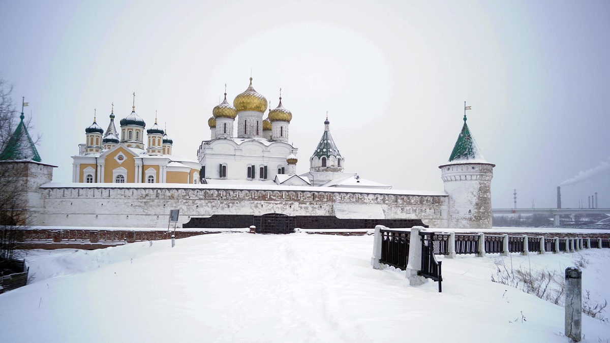 Считается, что Ипатьевский монастырь был основан в 14 веке татарским мурзой Четом. Он бежал из Золотой Орды и принял православие. После крещения Чет стал Захарием. Этого человека называют основателем рода Годуновых. Этот боярский род покровительствовал монастырю до Романовых и орагнизовал на территории обители свою усыпальницу. Частично она сохранилась до наших дней. Листайте галерею, чтобы увидеть ещё фото