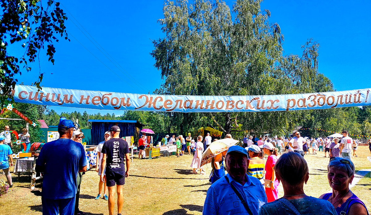 Небо действительно в нашей местности синее-синее