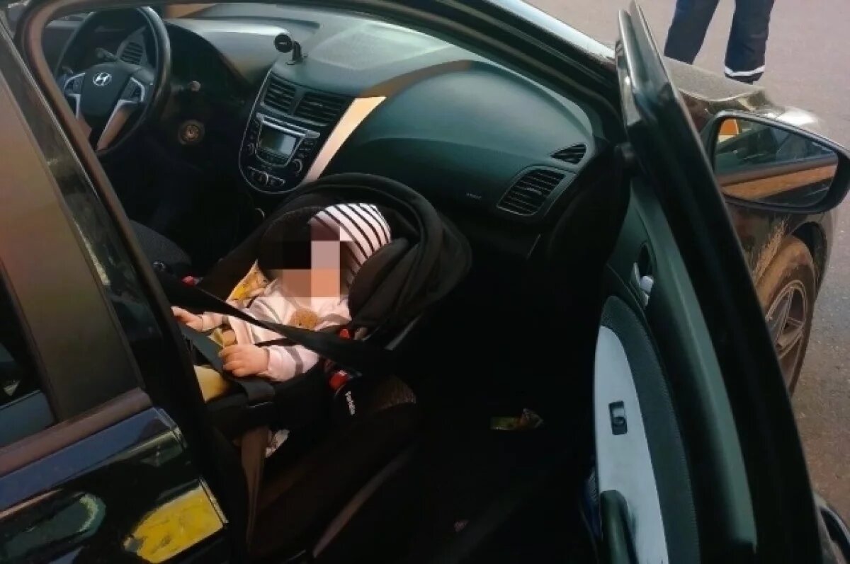    Ульяновские спасатели освободили младенца из заблокированной машины