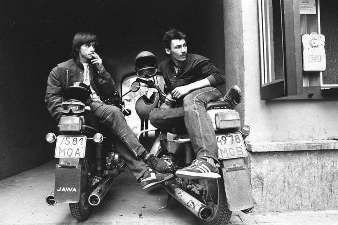Ребята с нашего двора имели мотоциклы и рев их моторов заставлял всех оборачиваться (pinterest.com)