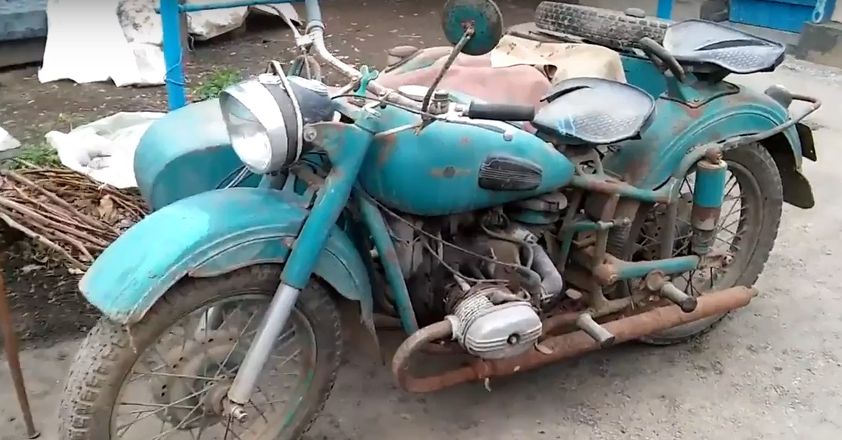 Мотоцикл Урал М-62 такие мотоциклы стояли в советских дворах у дядьки был такой же (avito.ru)