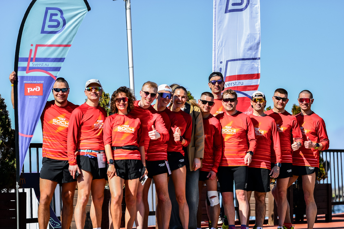 Михаил Ровковский (крайний справа)